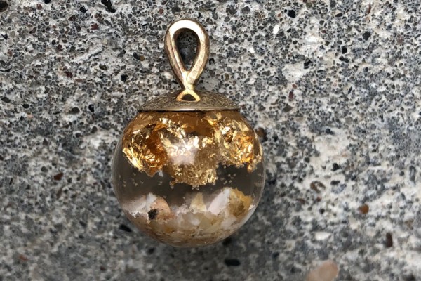 art.nr 3732  11mm, 12,5mm eller 13,5 mm: Med standard anheng i 14 karat gull Bladgull, kobber eller sølv. inne i kula