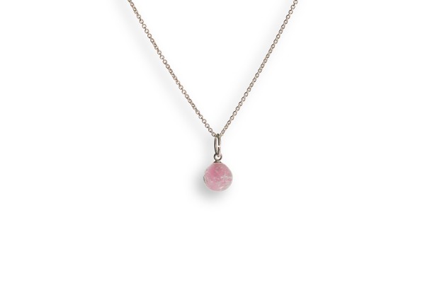 6132 - Liten klassisk perle, ca 10mm med sølvkjede  45 cm. Kan fås i andre farger 2400,-